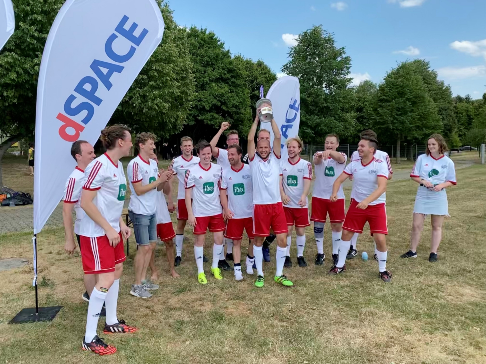 Das ILEA-Team jubelt über den gewonnenen Pokal beim ETI-Cup